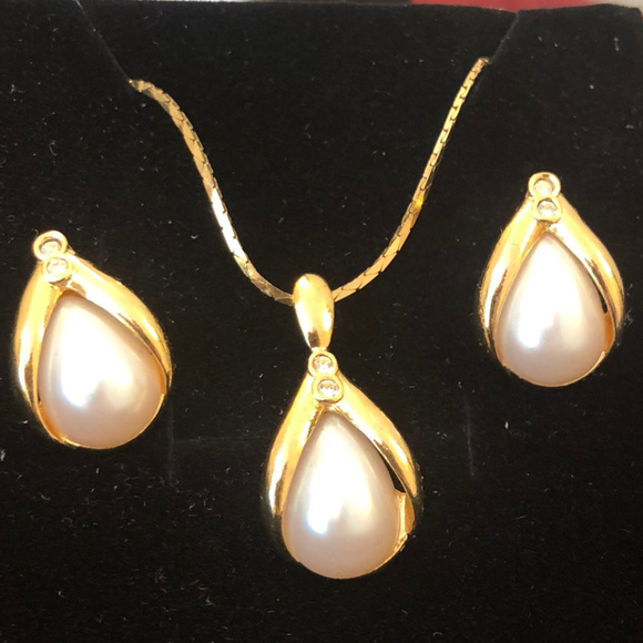 Avon Gold Faux Pearl Necklace & Matching Earrings - Picture 1 of 5